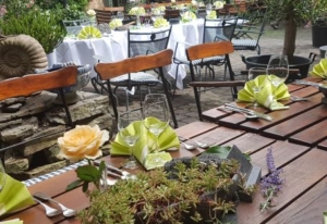 Gedeck im Hof Sommer 454x304